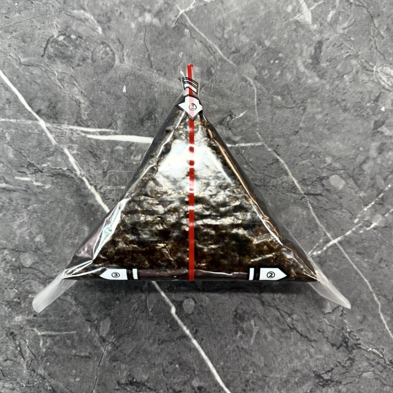 Онигири с лососем 