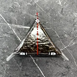 Онигири с лососем 