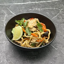 Вок с лапшой и куицей 